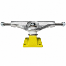 Cargar imagen en el visor de la galería, Truck SHIVER gusnachas plata amarilla 149mm (ideal tabla 8.2 a 8.5).
