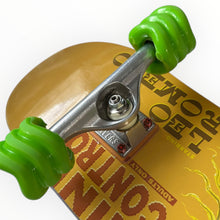 Cargar imagen en el visor de la galería, Patineta TOY MACHINE shark wheels (llave + envio gratis)
