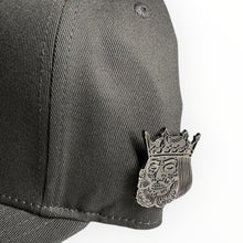 Cargar imagen en el visor de la galería, Gorra anti king gray (curva)
